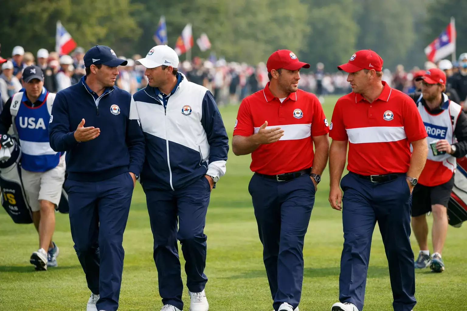 Zwei Golferpaare beim Foursome-Spiel auf dem Fairway