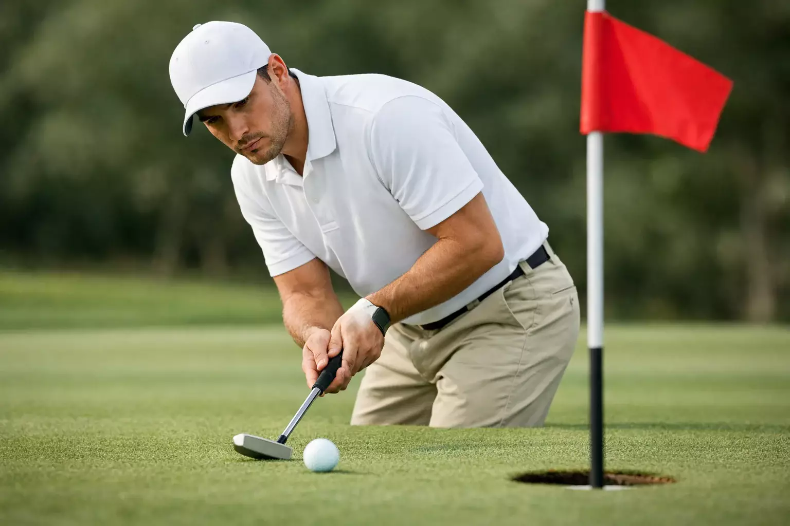 Profigolfer konzentriert beim Putten auf dem Grün