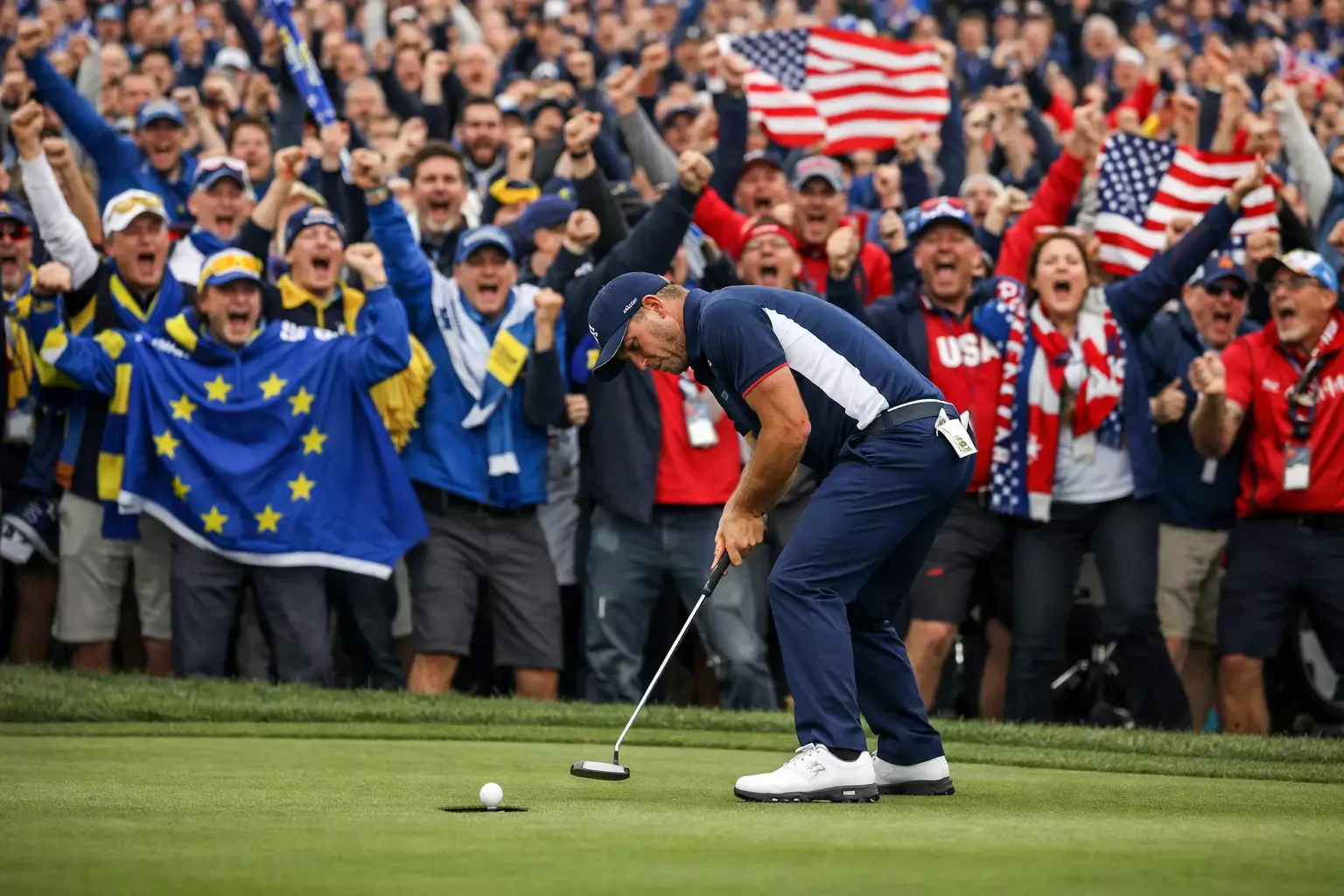 Spannende Turnieratmosphäre mit jubelnden Zuschauern